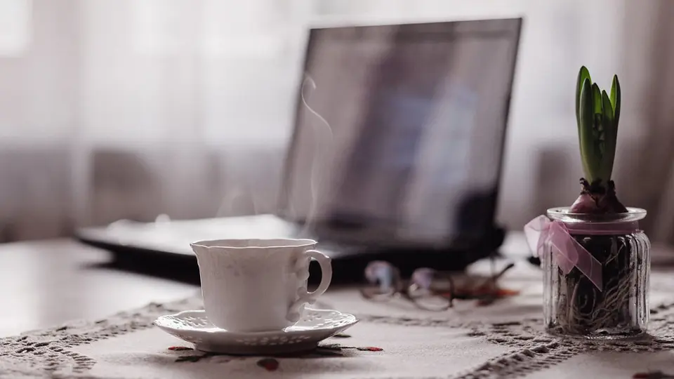 Første sexdate: en kop kaffe ved siden af en bærbar computer