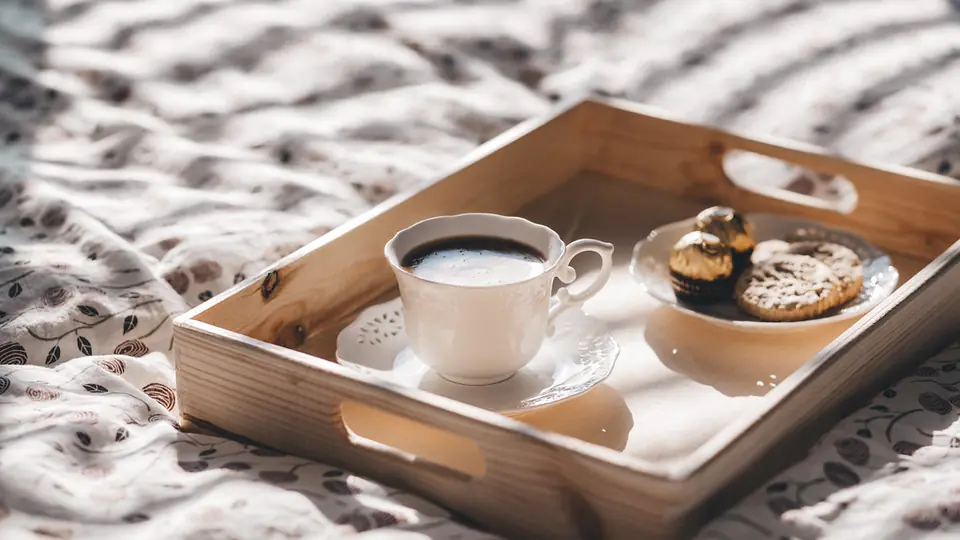 Sexdating Odense: en bakke med kaffe og morgenmad på en seng