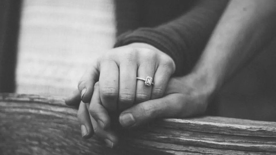 Sexdating Slagelse: to hænder med en ring holder om hinanden i sort-hvid
